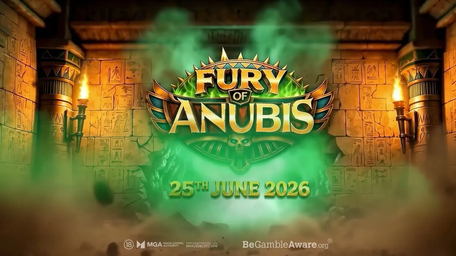 Cámara funeraria de Fury of Anubis con antorchas, jeroglíficos y niebla verde alrededor del logotipo