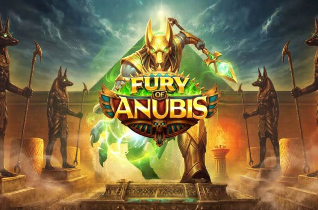Anubis dorado entre estatuas guardianas del templo en el arte de Fury of Anubis visto en pantalla vertical